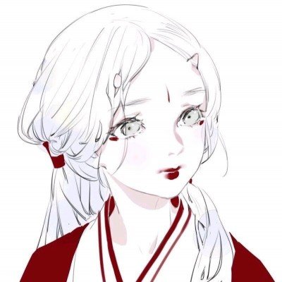 老人在绿化带扎篱笆种菜